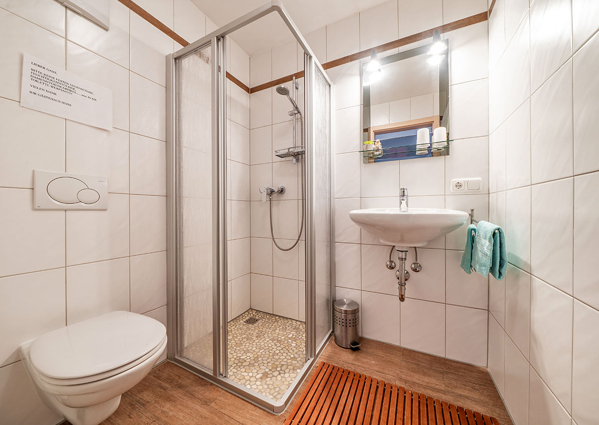 Gaestehaus-Heiss-Lenggries-Badezimmer-mit-Dusche-und-WC