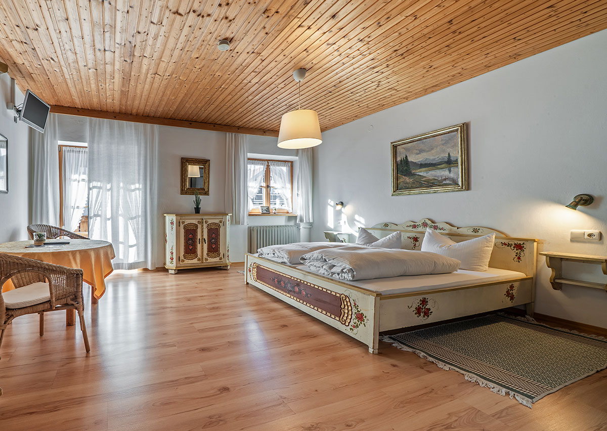 Gaestehaus-Heiss-Lenggries-Doppelzimmer-im-Retrostiel