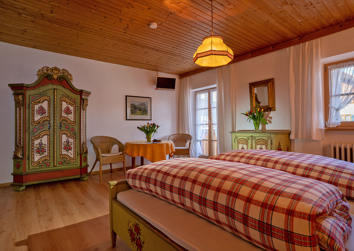 Gaestehaus-Heiss-Lenggries-Doppelzimmer-mit-gruenen-Retromoebeln Gaestehaus-Heiss-Lenggries-Doppelzimmer-mit-gruenen-Retromoebeln