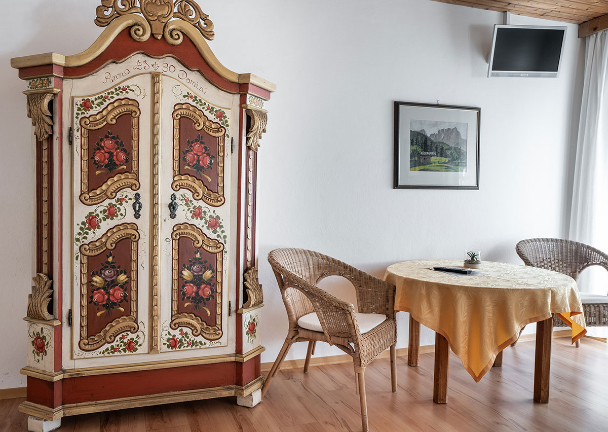Gaestehaus-Heiss-Lenggries-Einrichtung-Zimmer-retro-weiss Gaestehaus-Heiss-Lenggries-Einrichtung-Zimmer-retro-weiss