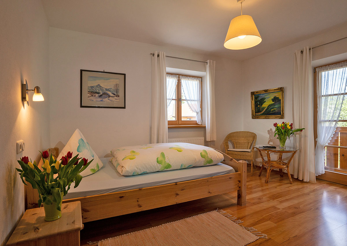 Gaestehaus-Heiss-Lenggries-Einzelzimmer-mit-frischen-Blumen Gaestehaus-Heiss-Lenggries-Einzelzimmer-mit-frischen-Blumen