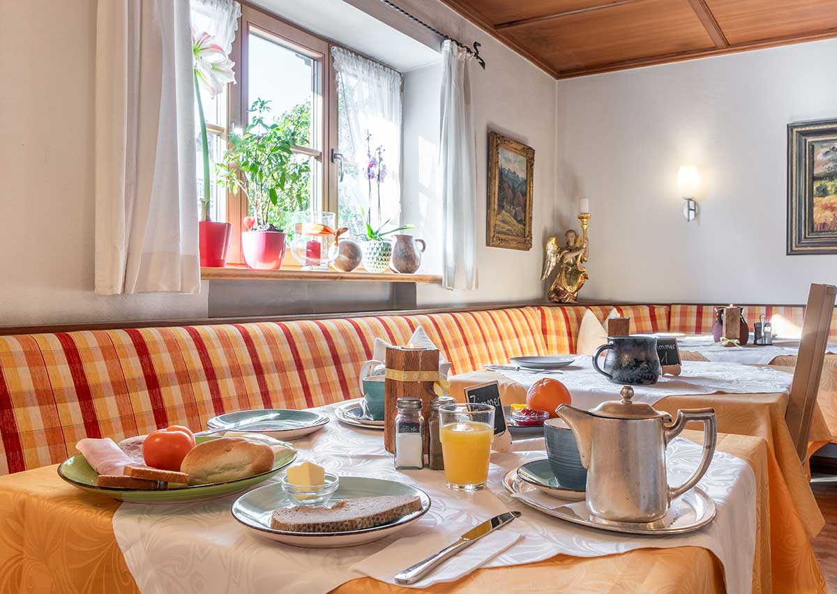 Gaestehaus-Heiss-Lenggries-Freuhstuecksbuffet-am-Tisch Gaestehaus-Heiss-Lenggries-Freuhstuecksbuffet-am-Tisch
