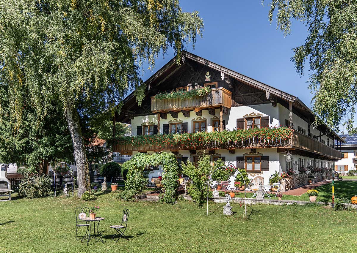 Gaestehaus-Heiss-Lenggries-Garten-im-sommer Gaestehaus-Heiss-Lenggries-Garten-im-sommer