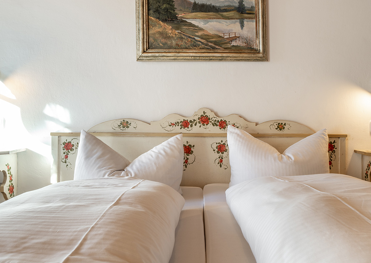 Gaestehaus-Heiss-Lenggries-Impressionen-Schlafzimmer-doppelbett Gaestehaus-Heiss-Lenggries-Impressionen-Schlafzimmer-doppelbett
