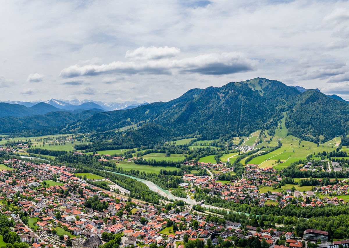Gaestehaus-Heiss-Lenggries-Luftaufnahme-Dorf-Lenggries-mit-Alpen Gaestehaus-Heiss-Lenggries-Luftaufnahme-Dorf-Lenggries-mit-Alpen