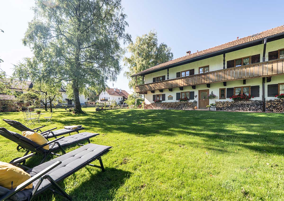 Gaestehaus-Heiss-Lenggries-Sommer-Sonnenliegen-im-Garten Gaestehaus-Heiss-Lenggries-Sommer-Sonnenliegen-im-Garten