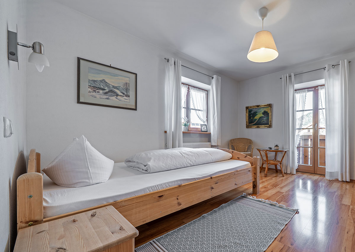 Gaestehaus-Heiss-Lenggries-Zimmer-mit-Einzelbett