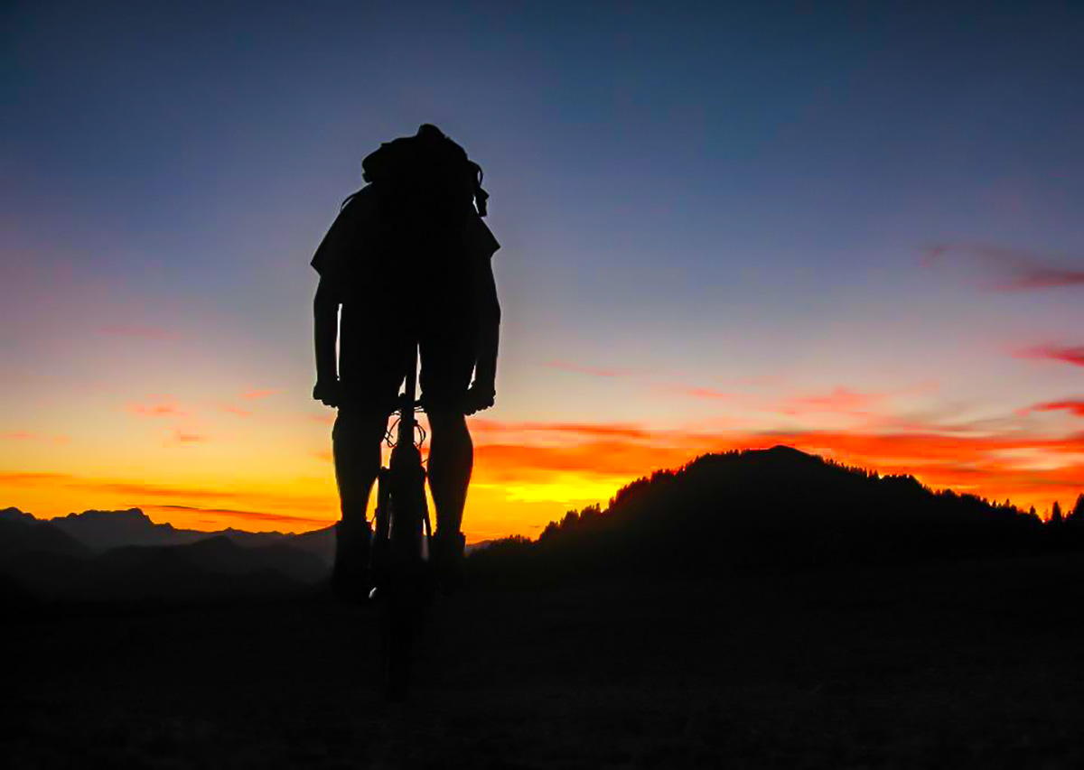 Gaestehaus-Heiss-Lenggris-Fahrradfahren-im-Sonnenuntergang Gaestehaus-Heiss-Lenggris-Fahrradfahren-im-Sonnenuntergang